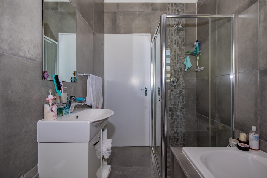 3 Bedroom Property for Sale in Somerset Park Western Cape